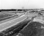 847377 Gezicht op de kruising van de secundaire provinciale wegen S14 (Utrecht-Houten) en S13 (Utrecht-Wijk bij Duurstede).